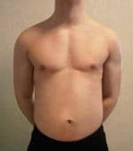 رضا طی 5 ماه توانست 8 کیلوگرم حجم خالص عضلانی اضافه کند و اندام ورزیدهتری به دست آورد.